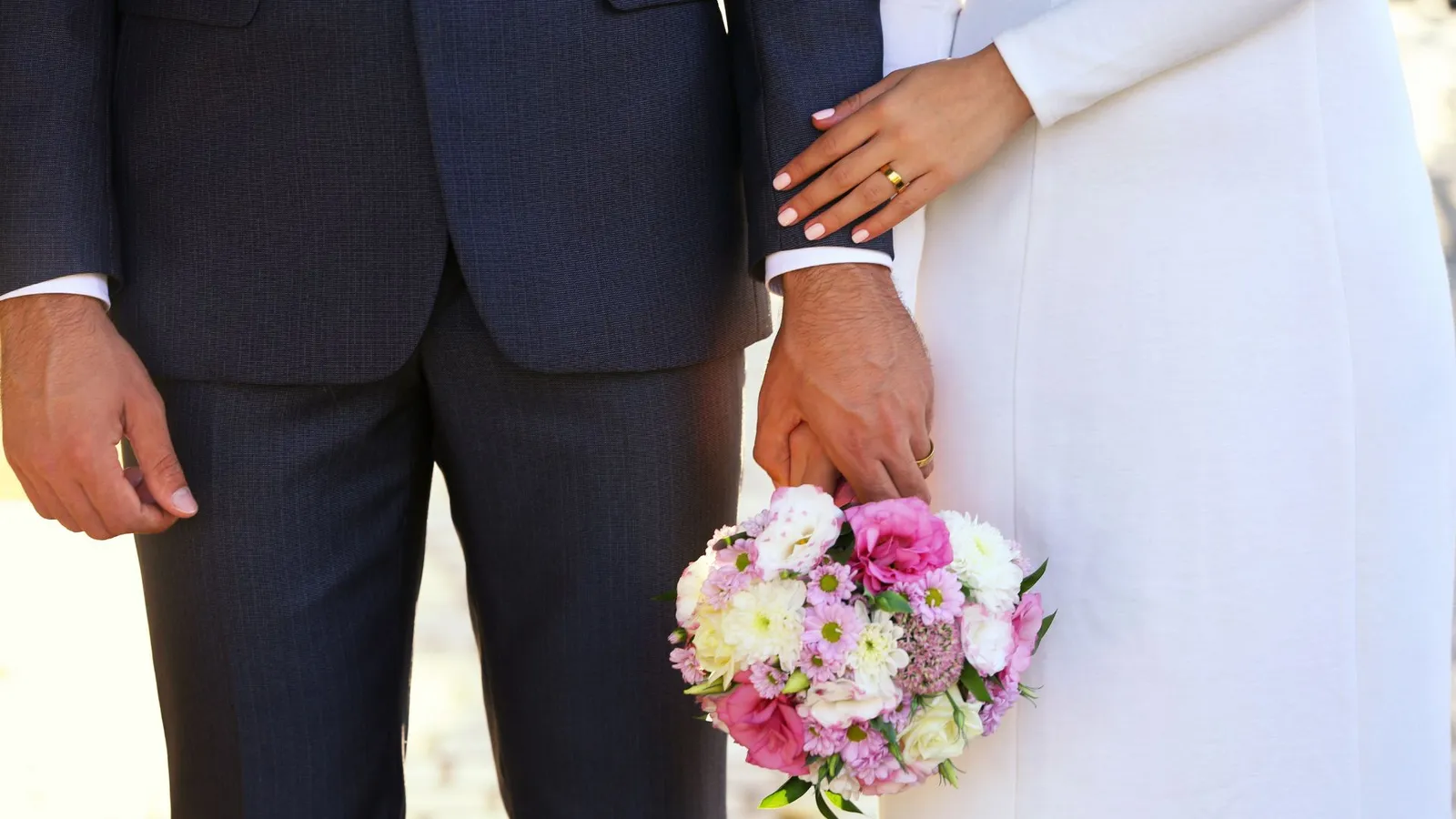 Mains d'un couple marié avec alliances, les droits au séjour du conjoint étranger d'un Français