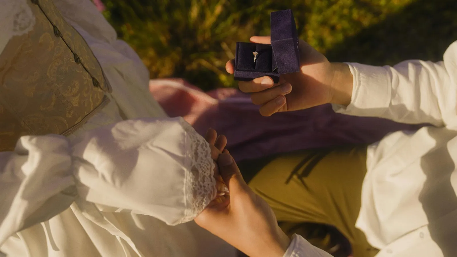 Couple en plein air échangeant une bague, mariage célébré à l'étranger avant la déclaration au consulat