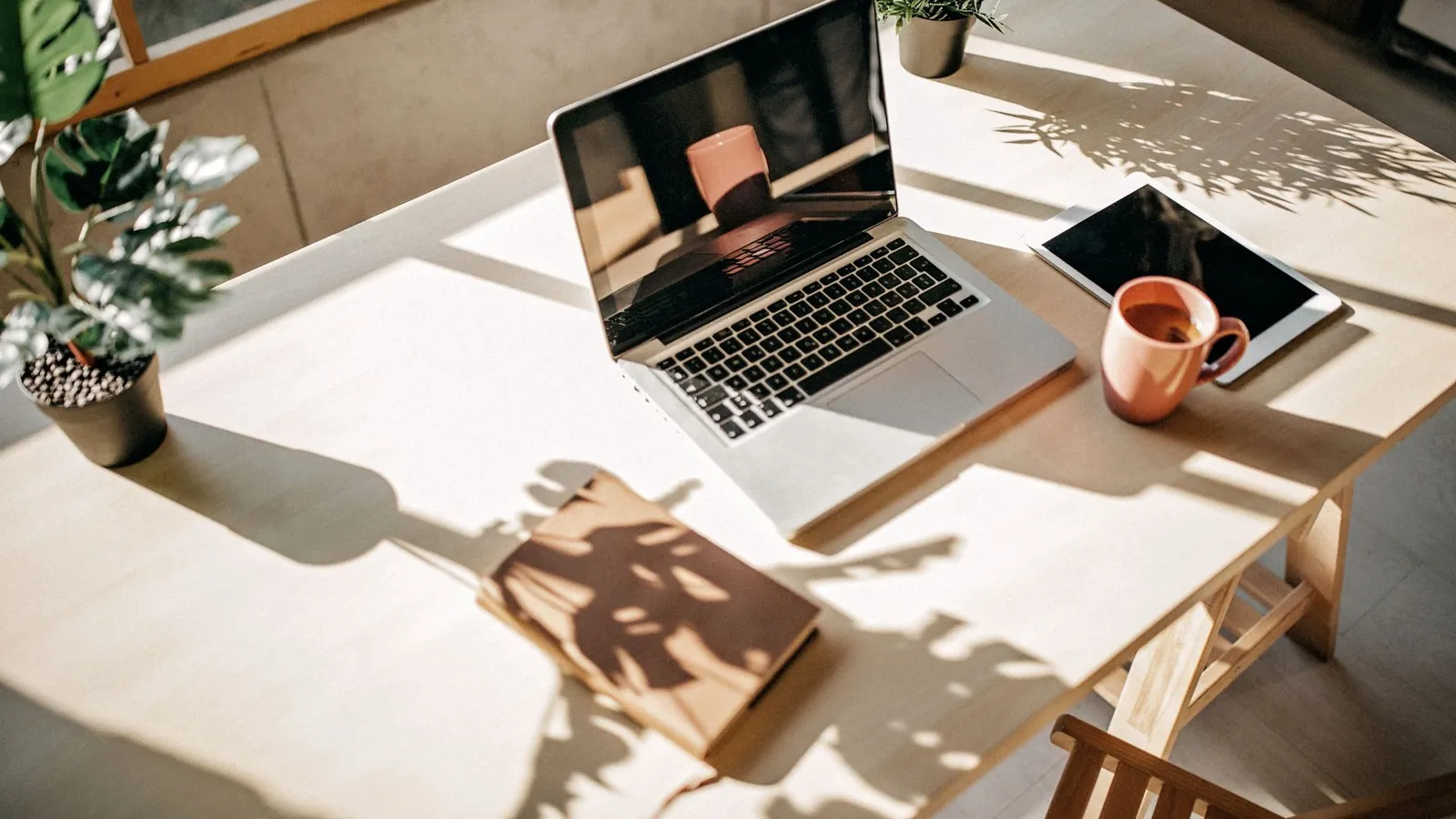 Bureau avec ordinateur, tablette et carnet, préparation du dossier de nationalité par mariage