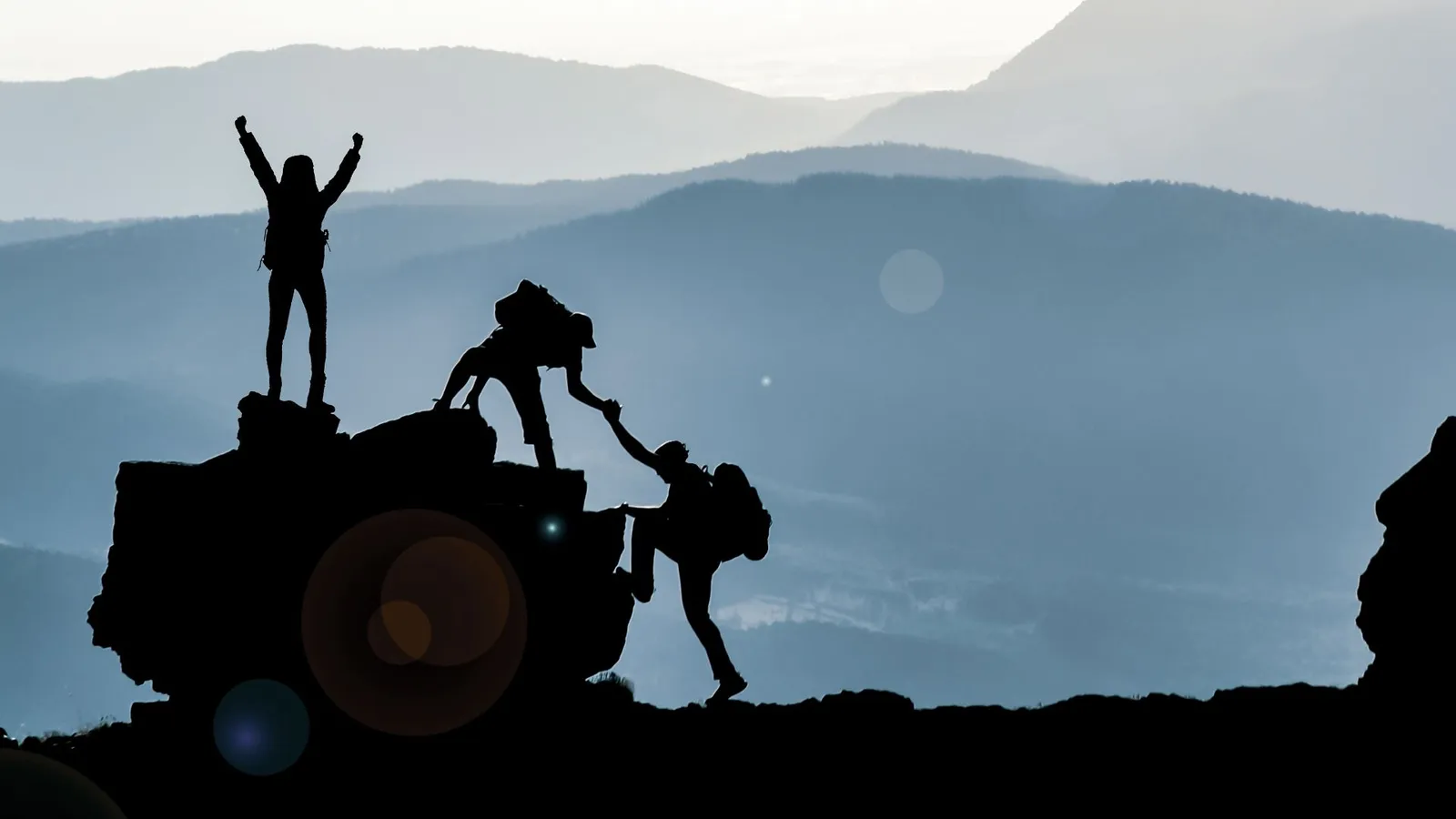 Silhouettes de randonneurs atteignant un sommet par des chemins différents, deux voies vers la nationalité française