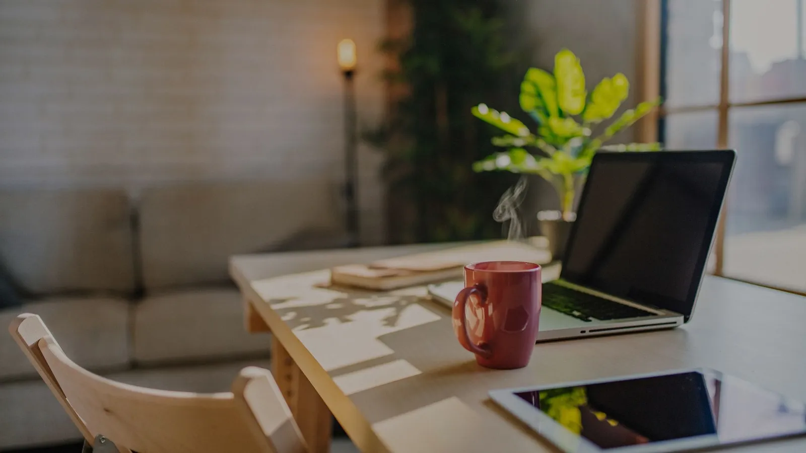Bureau calme avec tasse fumante et ordinateur, l'attente du suivi d'une demande de nationalité